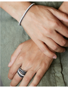 Anillo Sira Plata grande, plata oxidada con un hilo plata mate 2