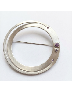 Violet spinel "Looping" brooch
